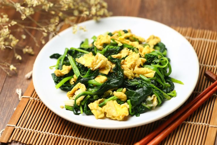 Scrambled eggs with spinach; Shutterstock ID 1122179633; purchase_order: UK BLOG; job: ; client: UK Marketing; other: 