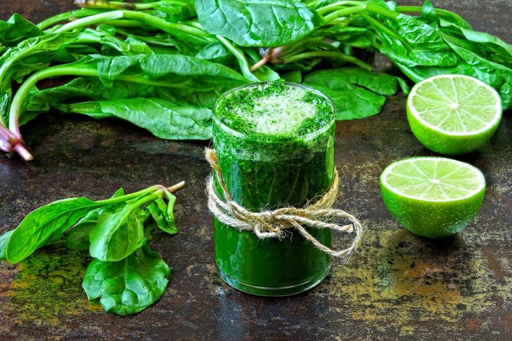 Spinach smoothie with lime juice. Detox drink with spinach and lime. Spinach drink for a good figure. Detox concept Vegan detox smoothie with spinach.